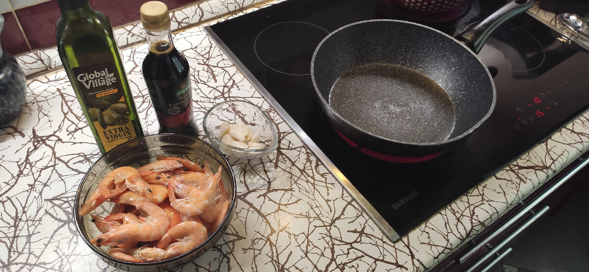 Креветки, Масло оливковое, Соевый соус, Чеснок - это все ингредиенты для нашего рецепта вкусных креветок на сковороде с чесноком