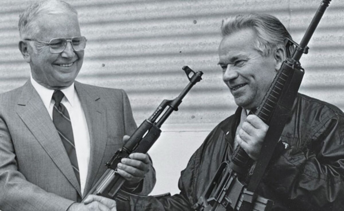 Михаил Калашников и Ричард Стоунер