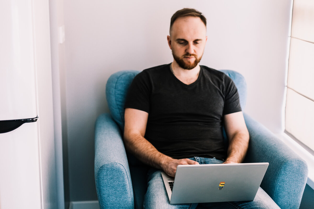 Автор что-то ищет в интернете