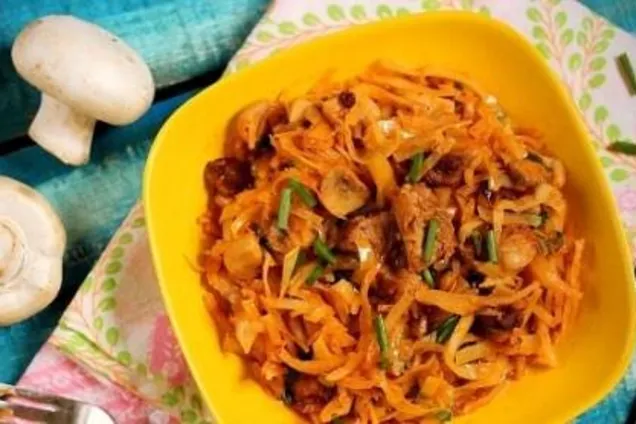 Тушеная капуста с мясом и грибами 