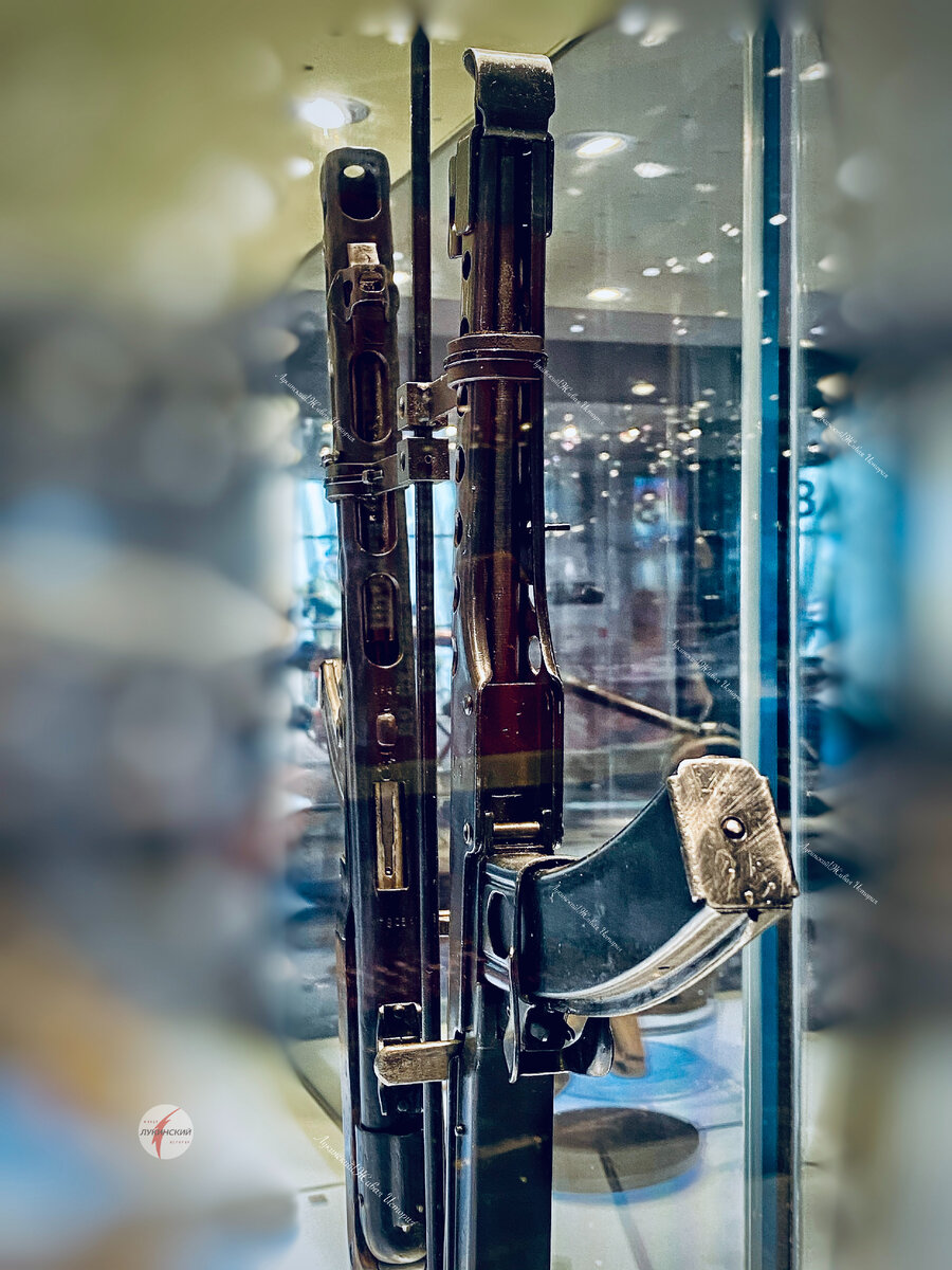 разница дульных компенсаторов двух пистолетов-пулеметов, справа магазин ППС-43