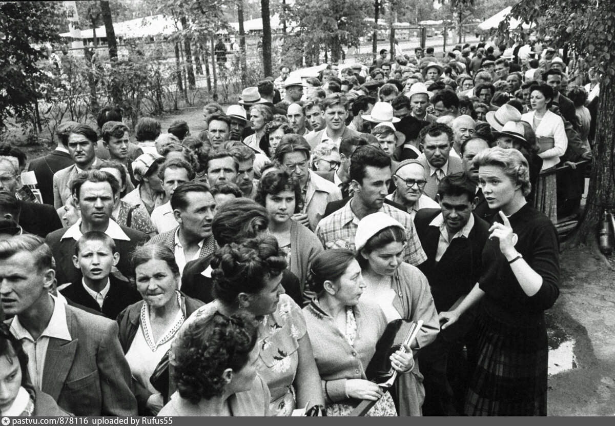 Очередь на Американскую выставку в "Сокольниках", 1959. С сайта www.pastvu.com.