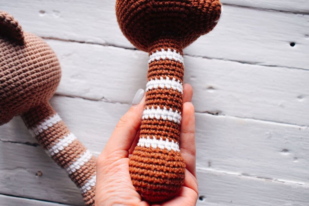 Вязание крючком. Игрушка-погремушка