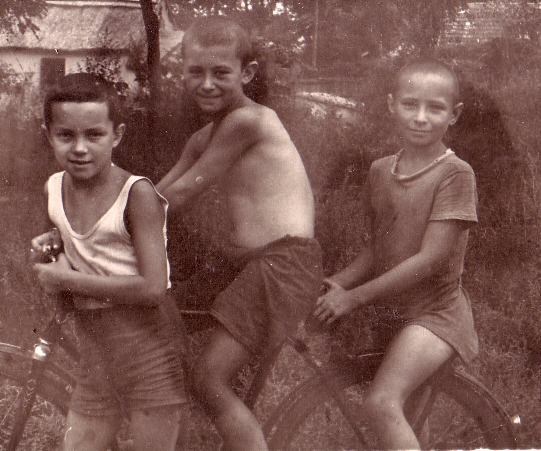Я между двумя женьками. На багажнике родной брат