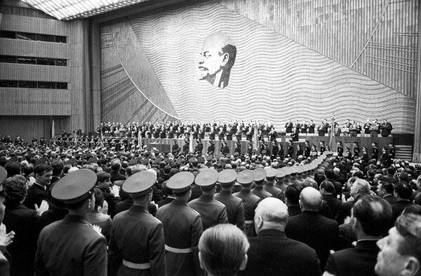 Фото 2 . 24 сьезд КПСС.