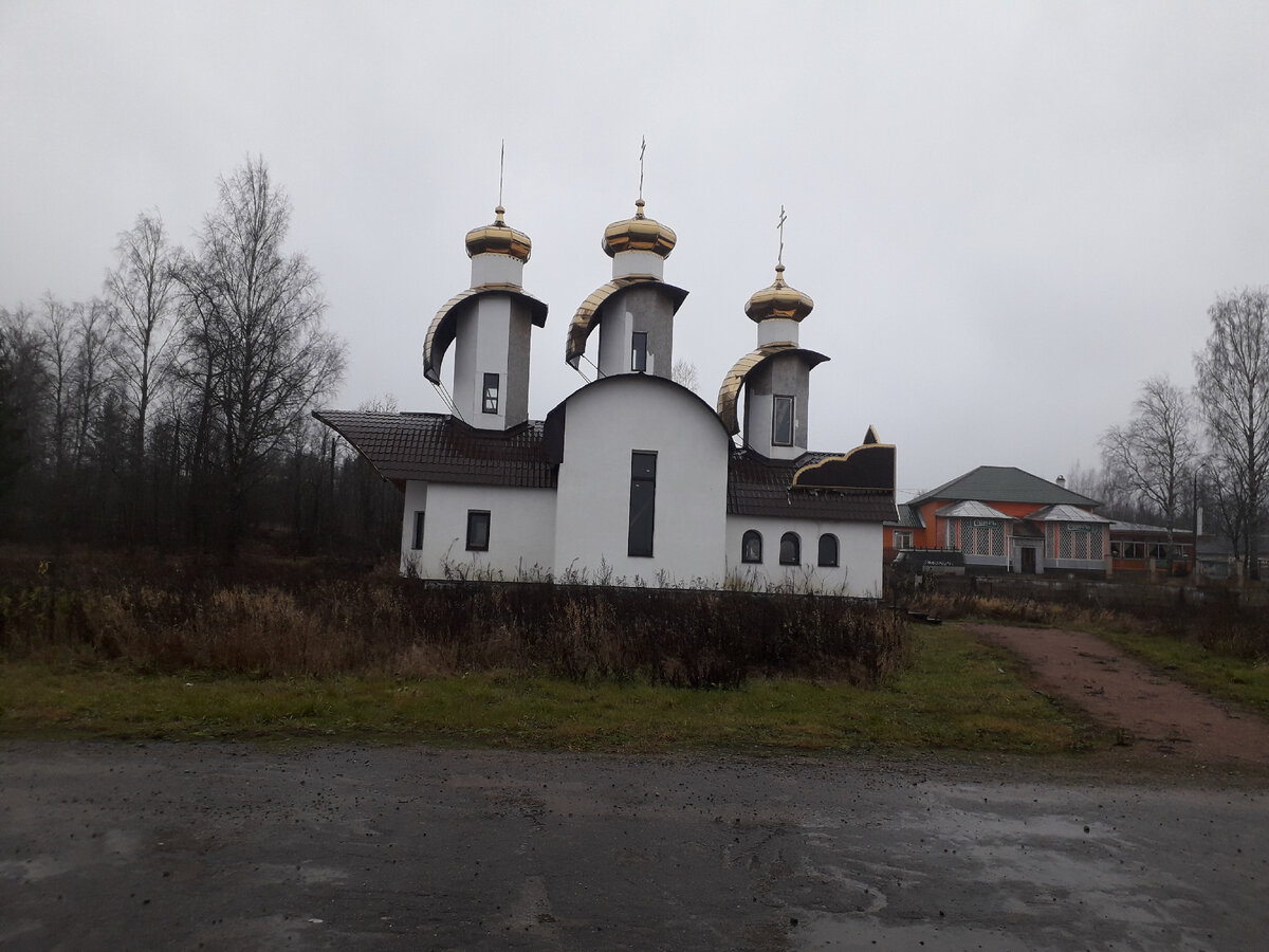 Храм в виде парусного корабля, еще на стадии строительства. 