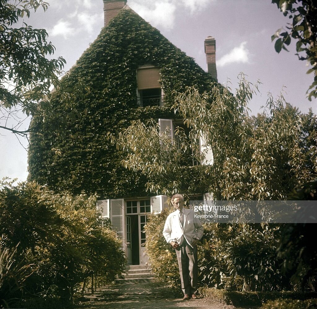 В Мийи-ла-Форе, где умер Жан Кокто, действует дом-музей.