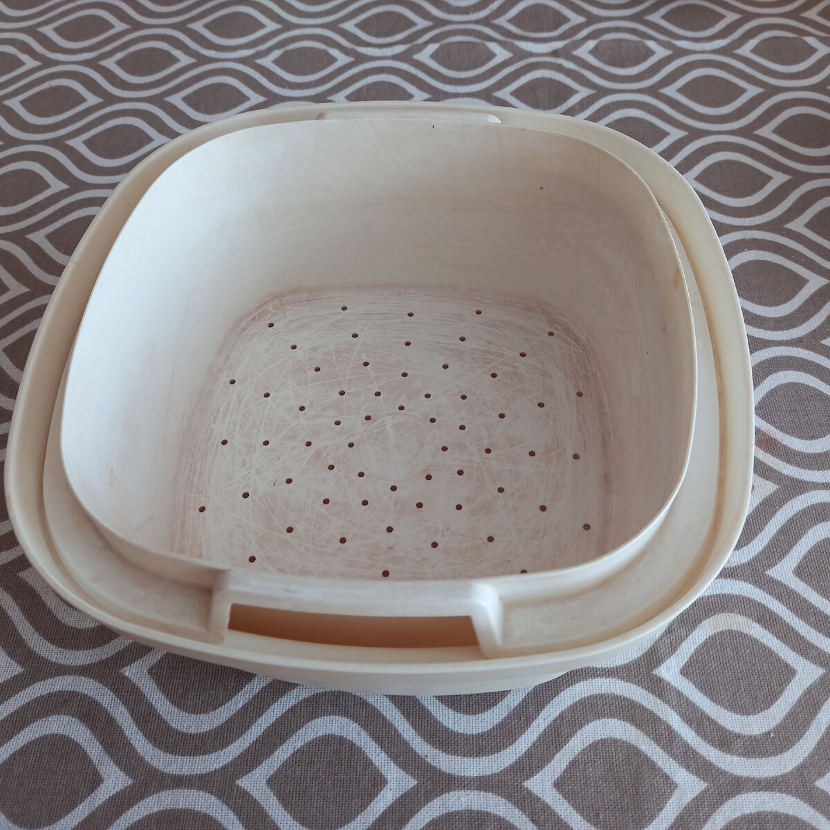 внутри пластмасса окрасилась