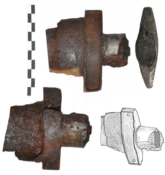 Крестовина меча с места находки.