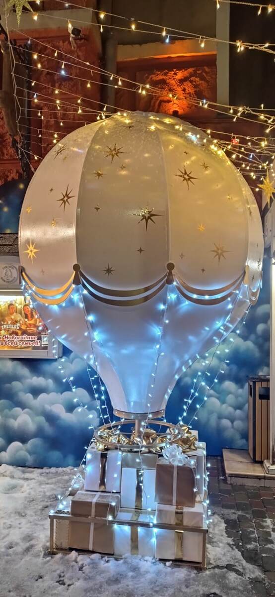 Воздушный шар на входе в бар в центральном районе.