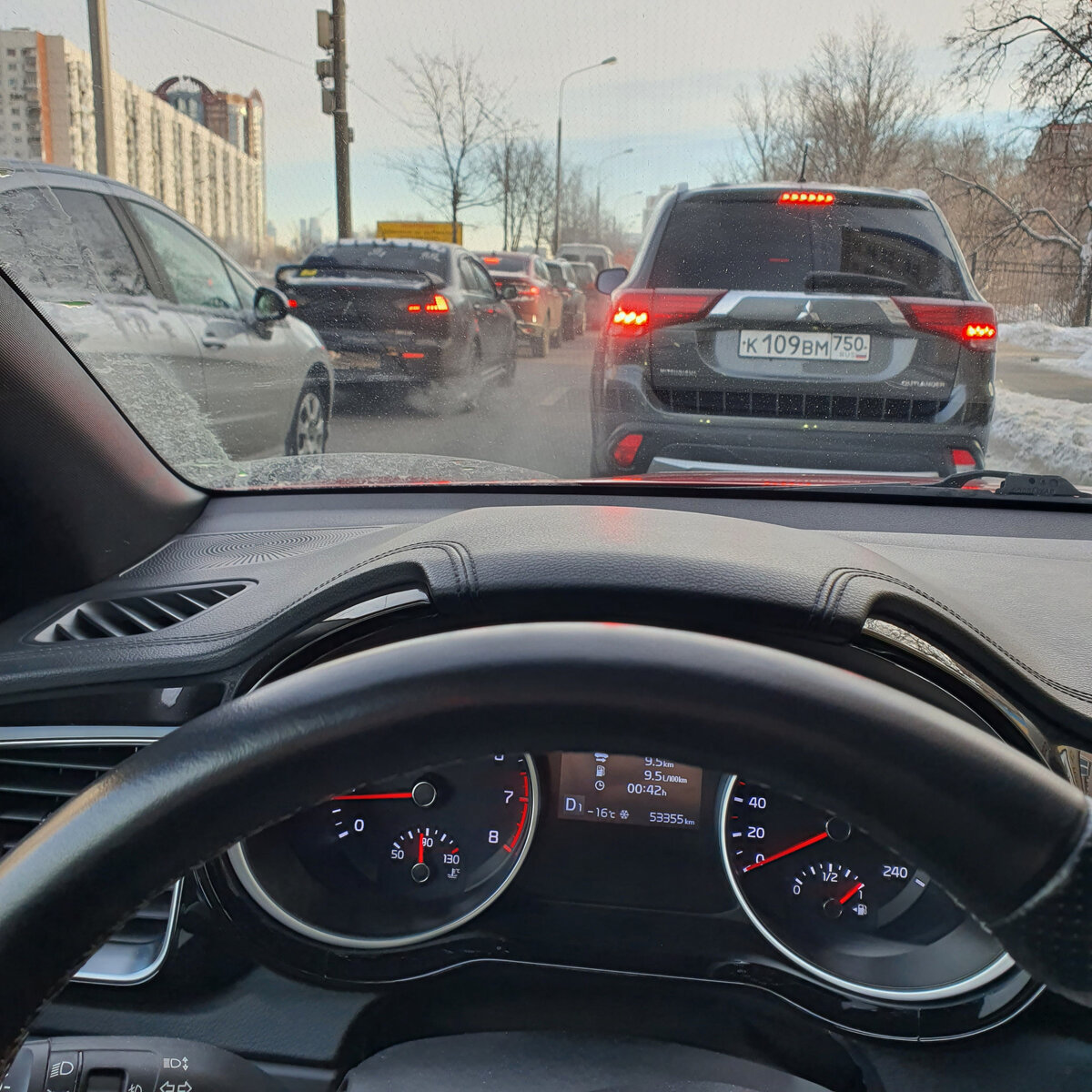 На улице минус, а дорога от реагентов мокрая