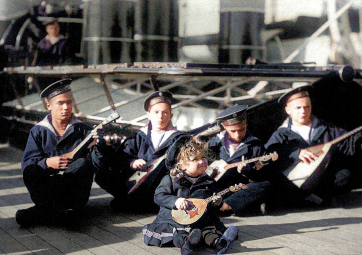 Девочка в юбочке по центру - Цесаревич Алексей  