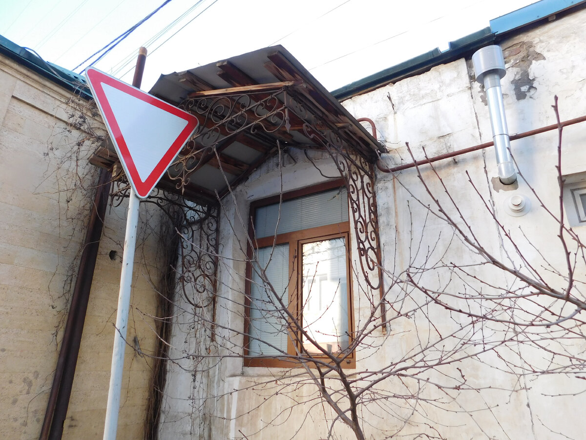 Старое здание в Школьном переулке