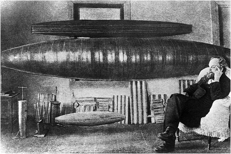 Фото 1. К.Э. Циолковский и модель его аэростата