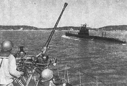 Подводная лодка «Щ-310» в сопровождении морского охотника возвращается из боевого похода