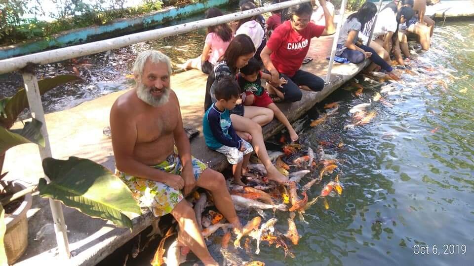 Батя кормит рыб. Ногами