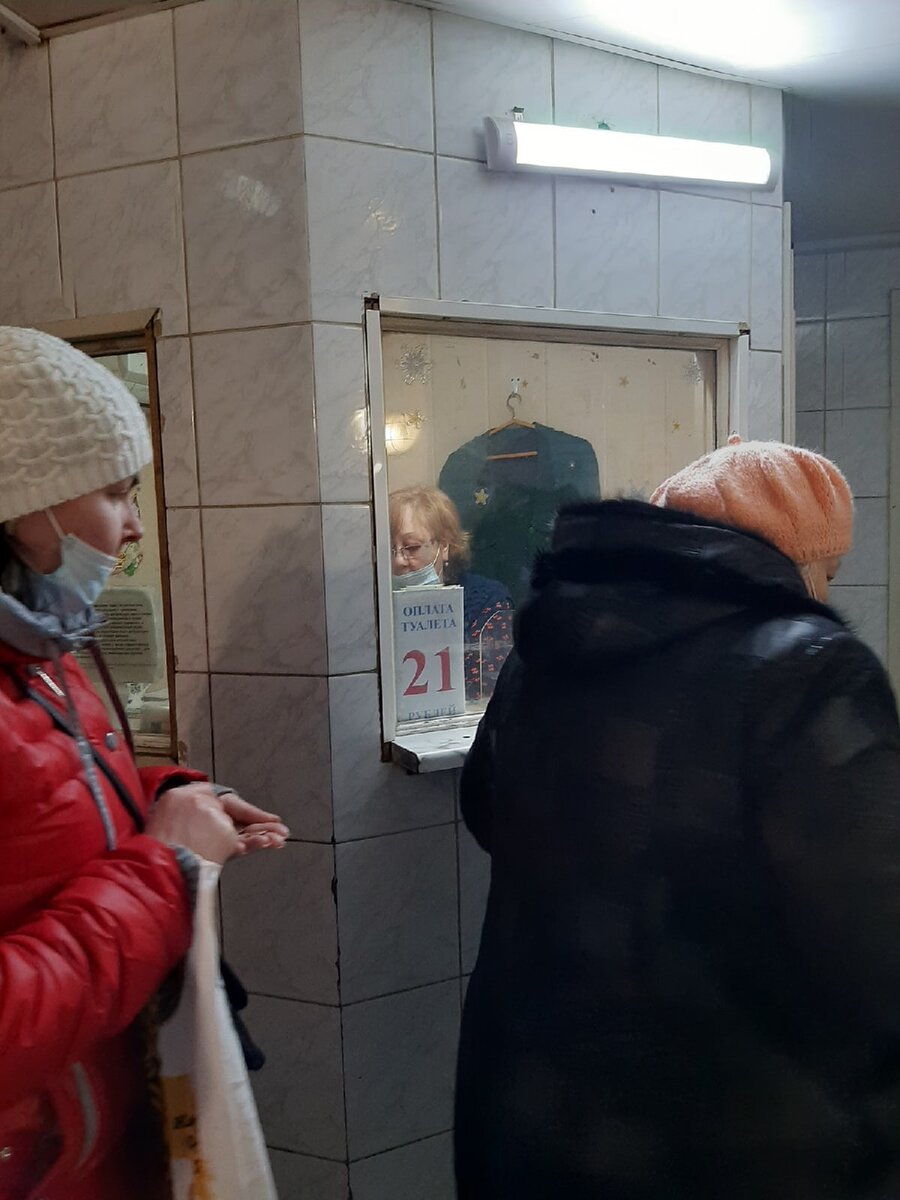 Если вы хотите приключений в дороге, то возьмите меня с собой, и тогда они вам точно обеспечены. 
Курьёзные, неоднозначные приключения, которые могут послужить уроком на всю оставшуюся жизнь.

Обычные дорожные приключения из многоразовых фильмов с красивым финалом, где она такая бежит, волосы назад на встречу закату - это совсем не ко мне. Это банально, скучно и абсолютно неправдоподобно.

Случай первый. Из разряда крэка невероятного.

День был из тех, когда сама Вселенная хочет кого-нибудь уничтожить. И не просто кого-то, а конкретно тебя: меткое попадание снежка в спину или сосульки в голову в такие дни обеспечены.
На остановке "ЦУМ" я загрузилась в ПАЗик вместе с другими.
Среди них была бабка, которая металась по салону, словно броуновская частица.
Когда бабка попыталась телепортировать себя мне на колени, я пересела на другое место.