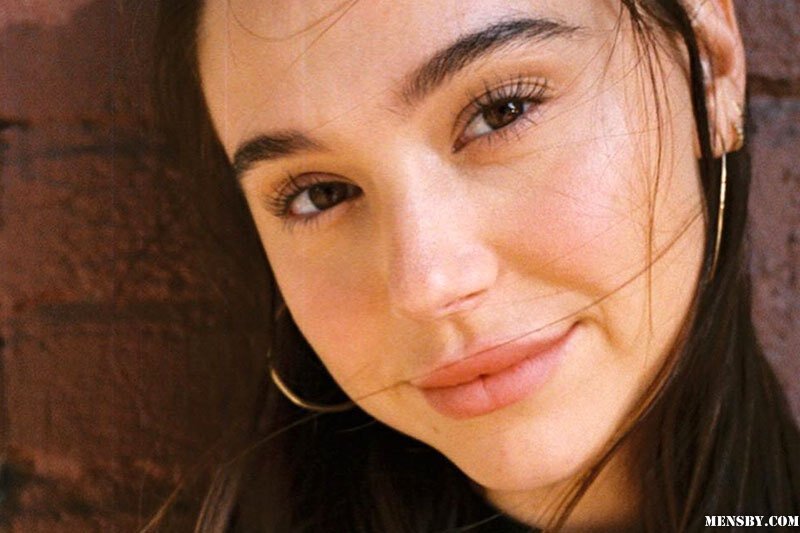 Когда девушка очень красива, то ее жизнь идет совсем не так, как у средних девчонок или дурнушек. С чем сталкиваются горячие красотки в жизни? Секреты жизни настоящих красоток: зависть, сплетни, сексизм, преследование, метка доступности и гадости за спиной. Часто люди считают красивых девушек счастливицами. Но мало кто знает, что кроется за всем этим. Жизнь красивых девушек не так сладка и приятна, как кажется на первый взгляд. Красивые девушки, начиная со школы, испытывают колоссальное давление со стороны мужчин и других женщин. Все люди завидуют красивым девушкам и делают их жизнь невыносимой. Именно поэтому многие красивые девушки в школьные и универовские времена очень несчастны. Они страдают от преследования, сплетен и депрессии. Мы расспросили девушек, которые были очень популярны в школе, университете и в молодости из-за своей красоты. О чем не говорят красотки, но с чем сталкиваются по причине своей очень смазливой внешности? 
