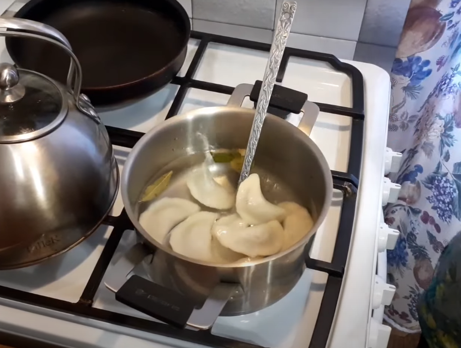 Варить пельмени 5-7 минут в подсолёной воде, не перемешивая.