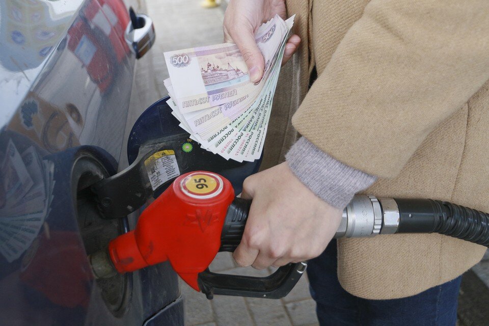     В России подешевел бензин Олег УКЛАДОВ