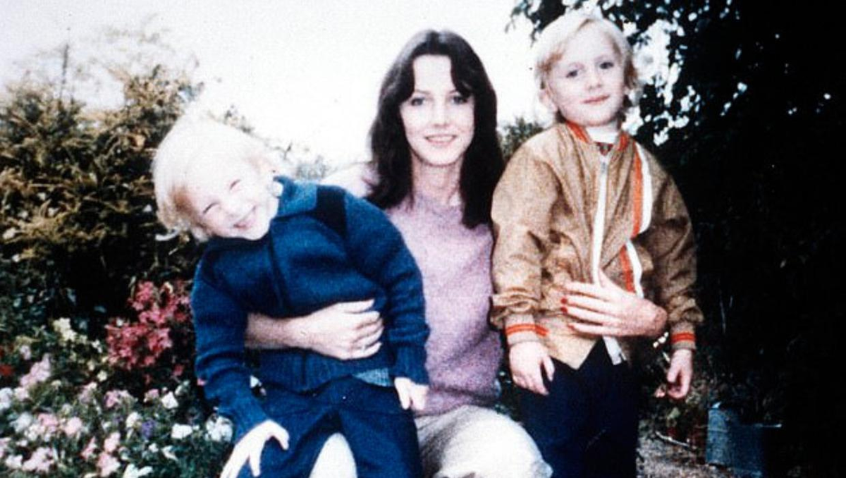 Шейла Каффелл с двумя сыновьями, Дэниелом и Николасом