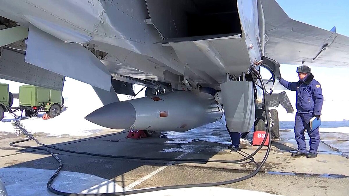 Самолёт и его вооружение.    фото: картинки  яндекса. 