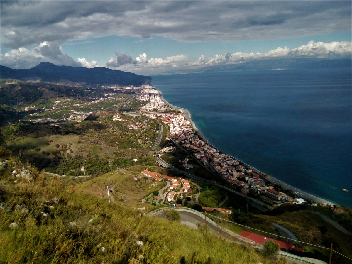 Вид с высоты деревни Форца д'Агро. Фото автора