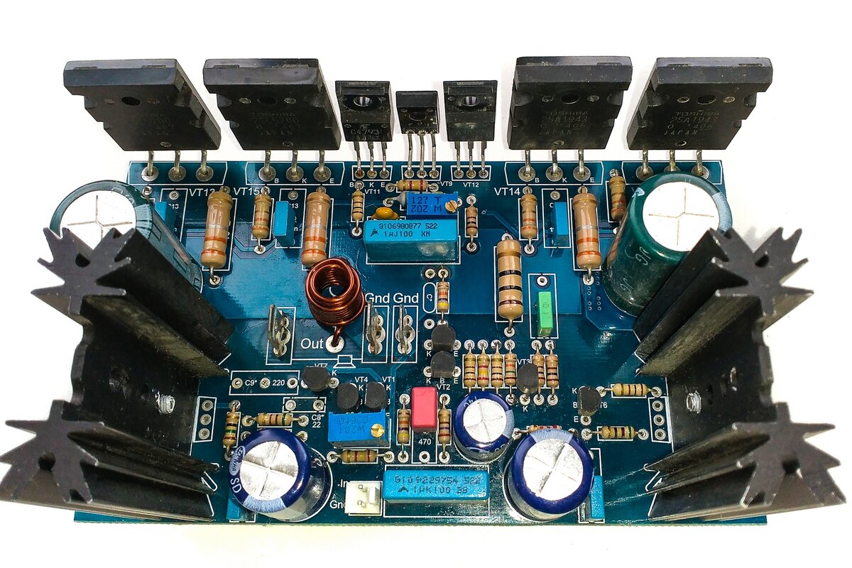 Внешний вид собранной платы усилителя "Оплеуха микрухам 2.5" с двумя парами выходных транзисторов на заводской печатной плате