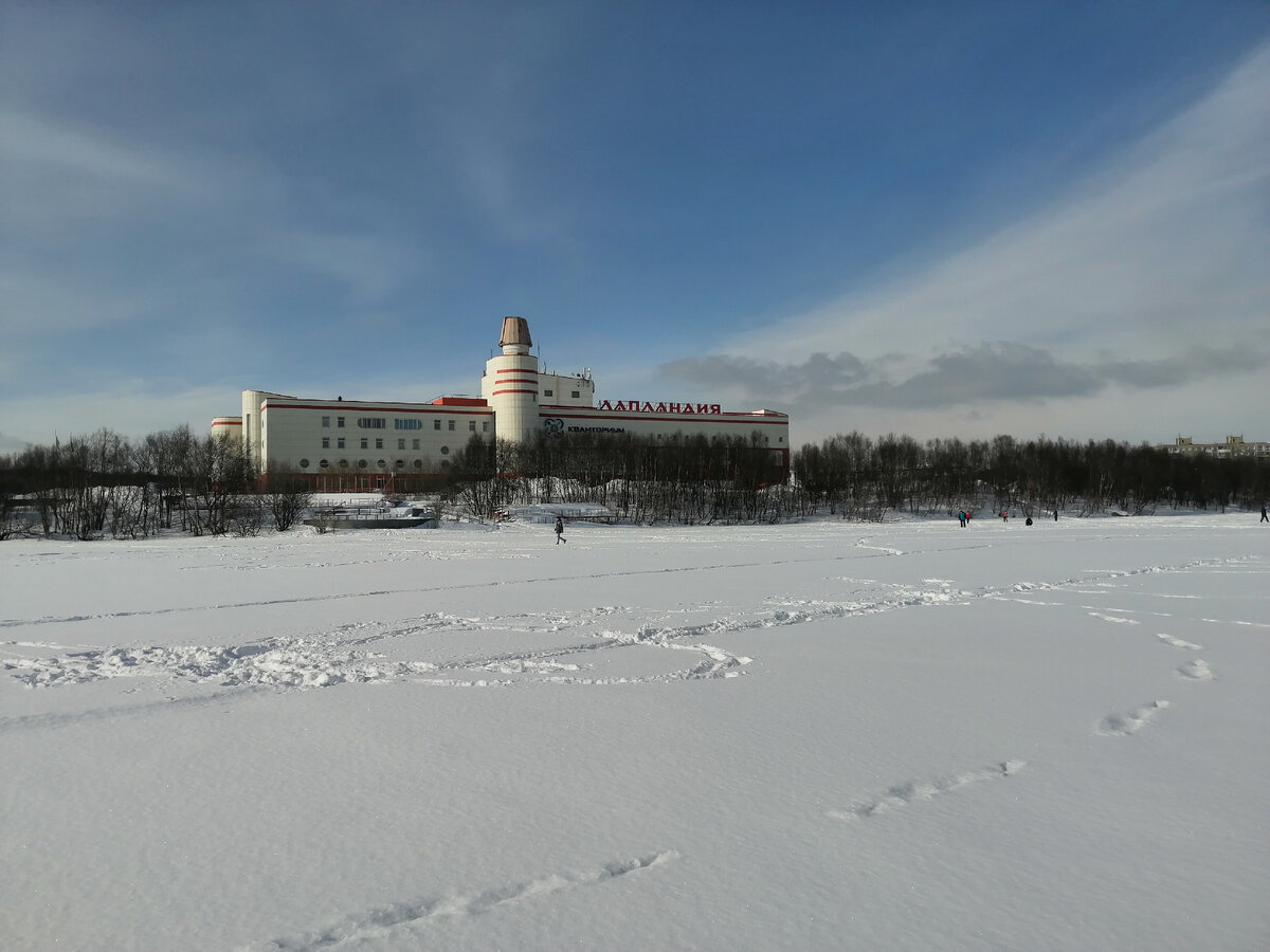 Фотография с середины озера, куда мы с Дашей забрели на лыжах, думая скоротить путь до киоска с хот-догами. Мы назвали себя первопроходцами. 