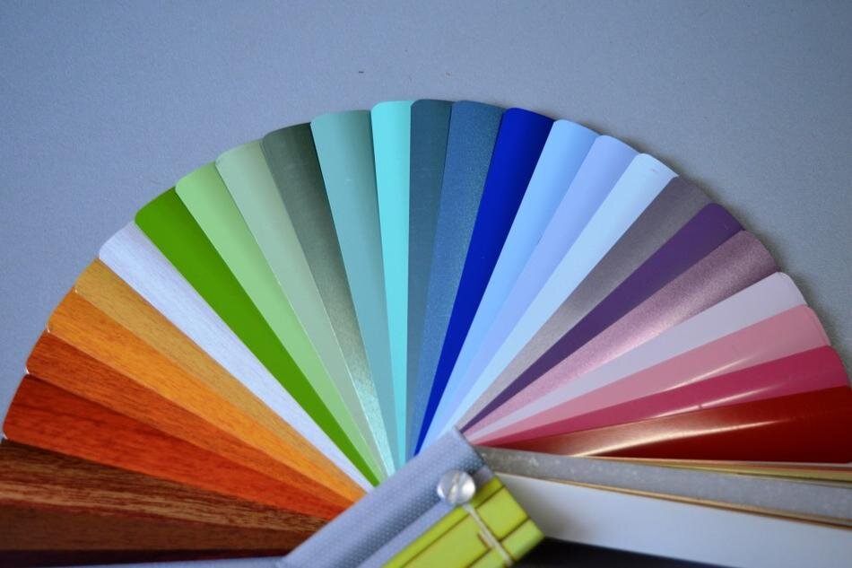 У пластиковых жалюзи обширная палитра цветов и оттенков