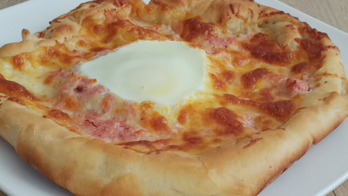 Хачапури с сыром, колбасой и яйцом