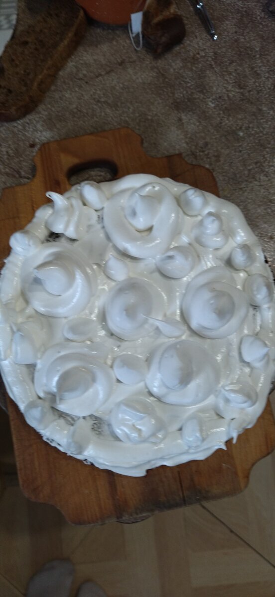 Шоколадный коржик и белковый крем. 