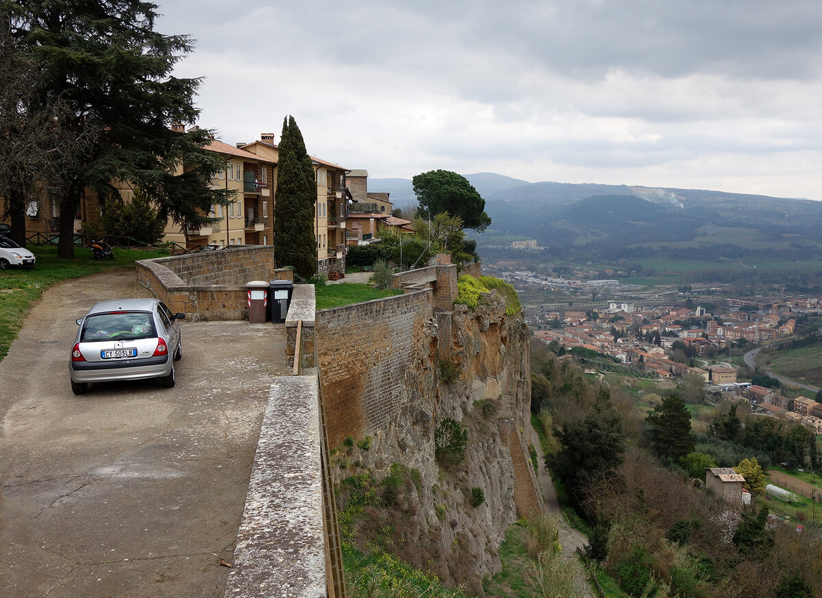 Вид с туфового холма, на котором расположен Орвието, на долины Умбрии