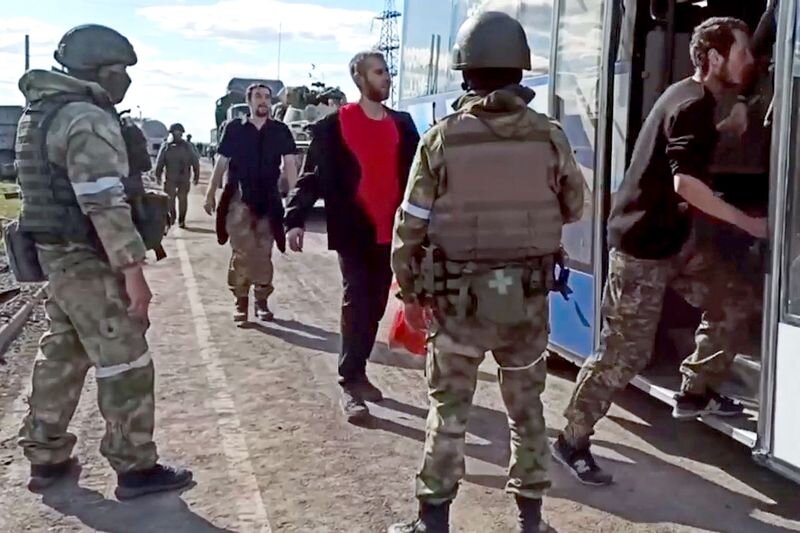 С "Азовстали" вывозят раненых украинских военных, сдача украинских бойцов в плен