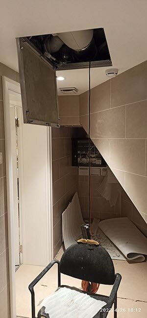 Репитер, который принимает и усиливает сотовый сигнал, установлен в специальной технической нише над потолком. 