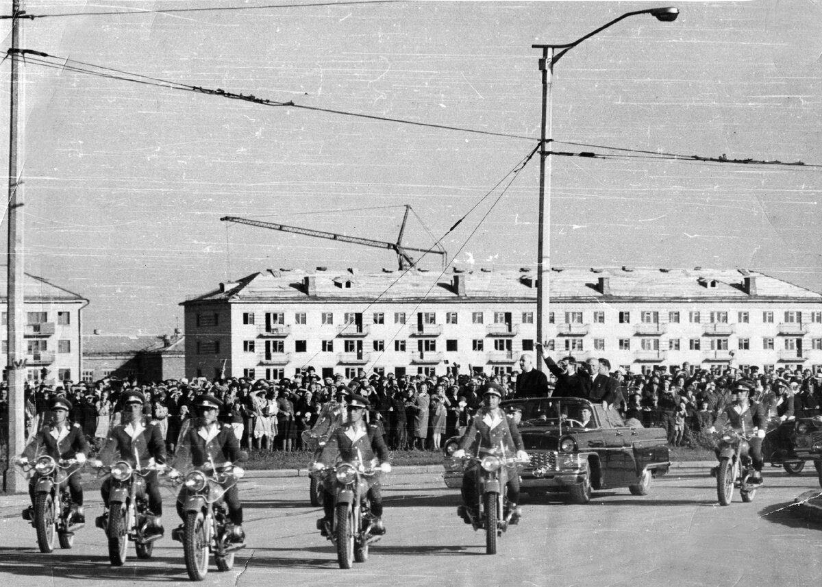 Кортеж Шарля де Голля в сопровождении мотоциклетного взвода ГАИ. Фото: Музей Новосибирска