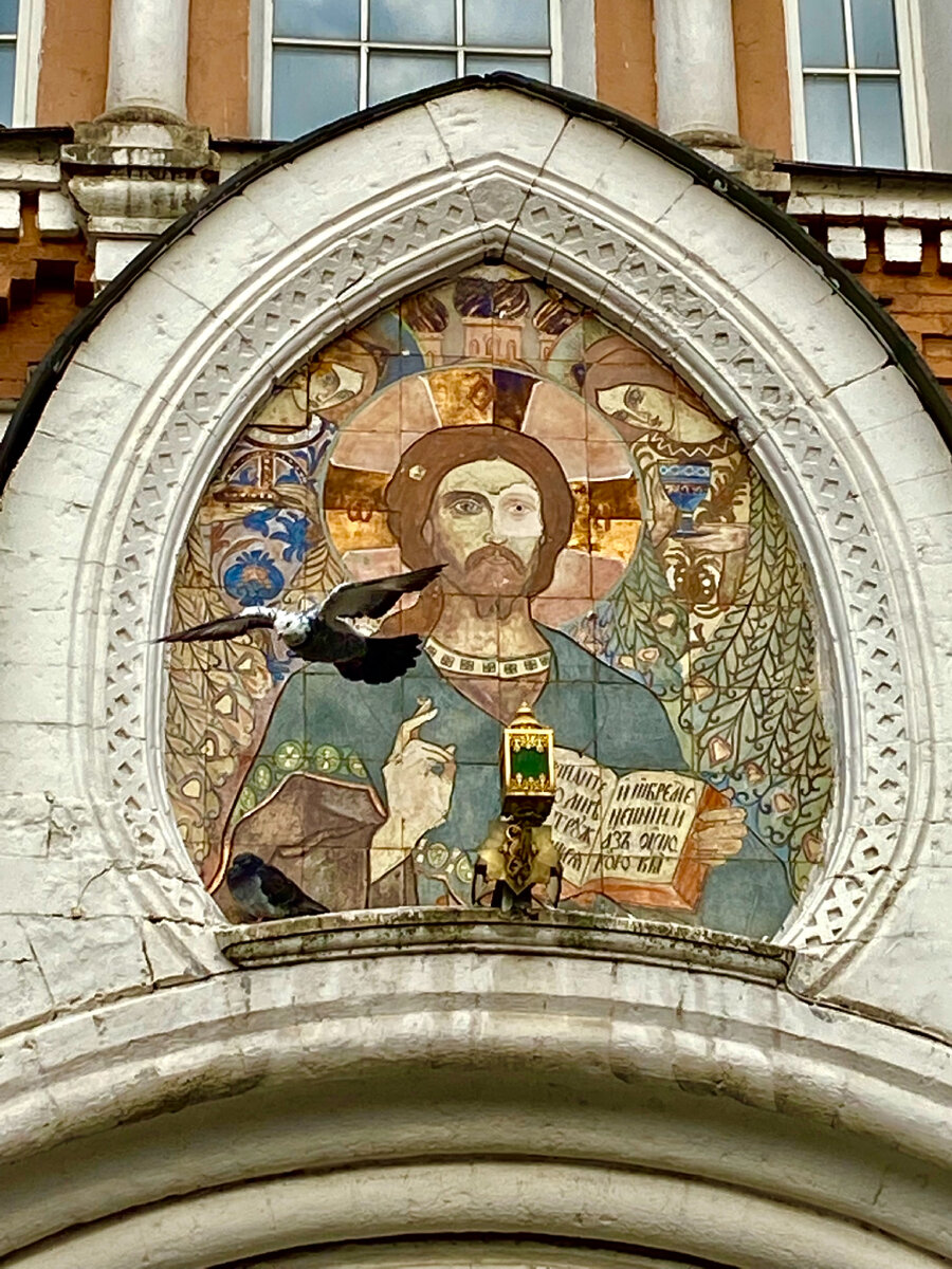 Арка главного входа в монастырь 