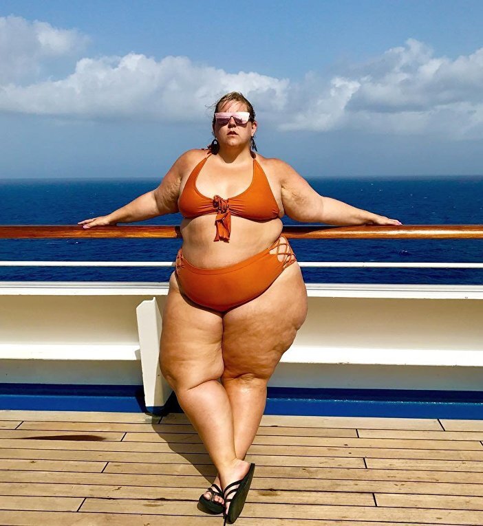 Видео старых толстых баб. Толстая в купальнике. Толстая женщина в купальнике. Толстая женщина в купальном костюме.