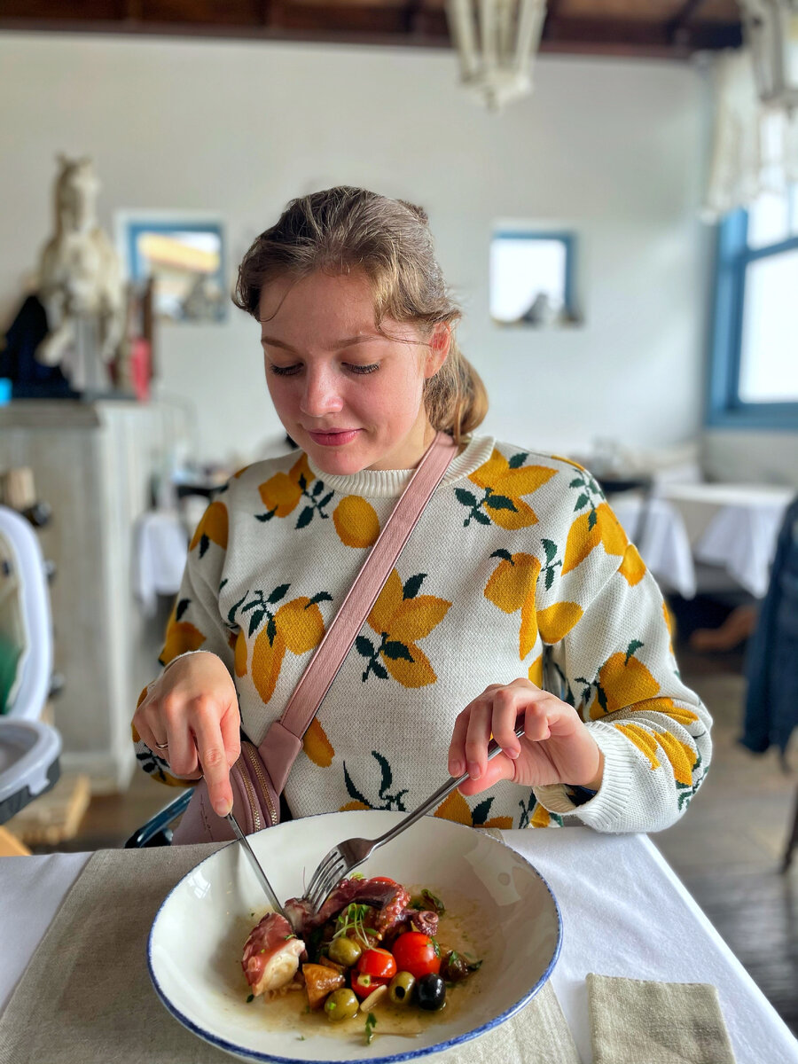 Осьминог с овощами на гриле