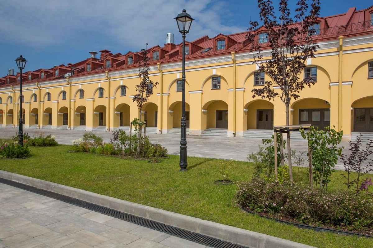 Holiday санкт петербург. Holiday Inn Theatre Square Санкт-Петербург. Отель Театральная площадь Санкт-Петербург Садовая 62. Холидей ИНН Театральная площадь Санкт-Петербург. Никольские ряды гостиница Театральная площадь.