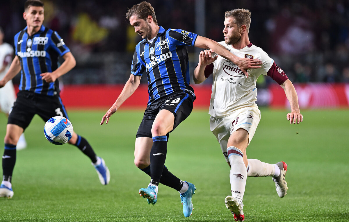    Полузащитник "Аталанты" Алексей Миранчук (в центре)  EPA-EFE/PAOLO MAGNI