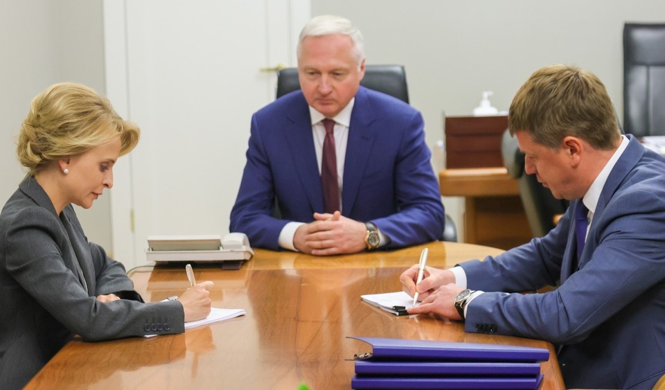     Контракт в присутствии председательства правительства края Юрия Лапшина подписали исполнитель и заказчик. Фото: пресс-служба правительства края
