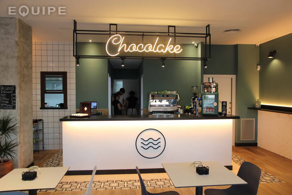 Напольная плитка в теплом и дружелюбном интерьере