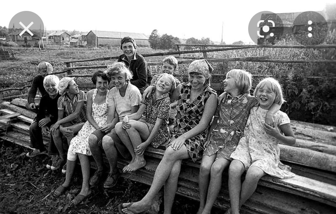 Фото из интернета. Вечером собирались на лавочке, чтоб потравить анекдоты и решить во что сегодня будем играть. 