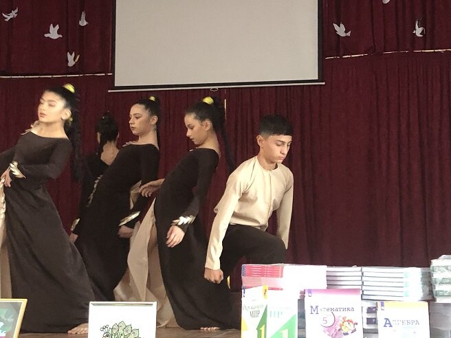 В Степанакертской школе с обучением на русском языке состоялась церемония передачи учебников. Фоторепортаж