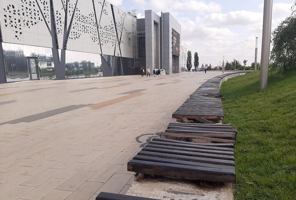     Пару лет назад наплыва отдыхающих не выдержали скамейки. Уличную мебель пришлось менять. Екатерина СИМОХИНА