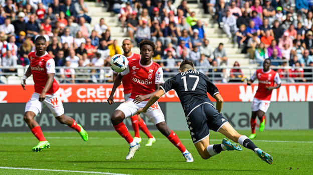     Александр Головин забивает гол головой в ворота «Реймса».