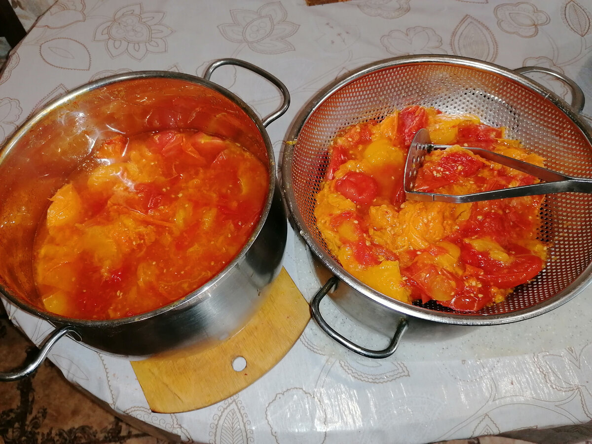 перетираю помидоры через сито