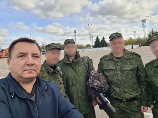     Михаил Шауркин с мобилизованными из Дновского района. Фото: страница главы Дновского района
