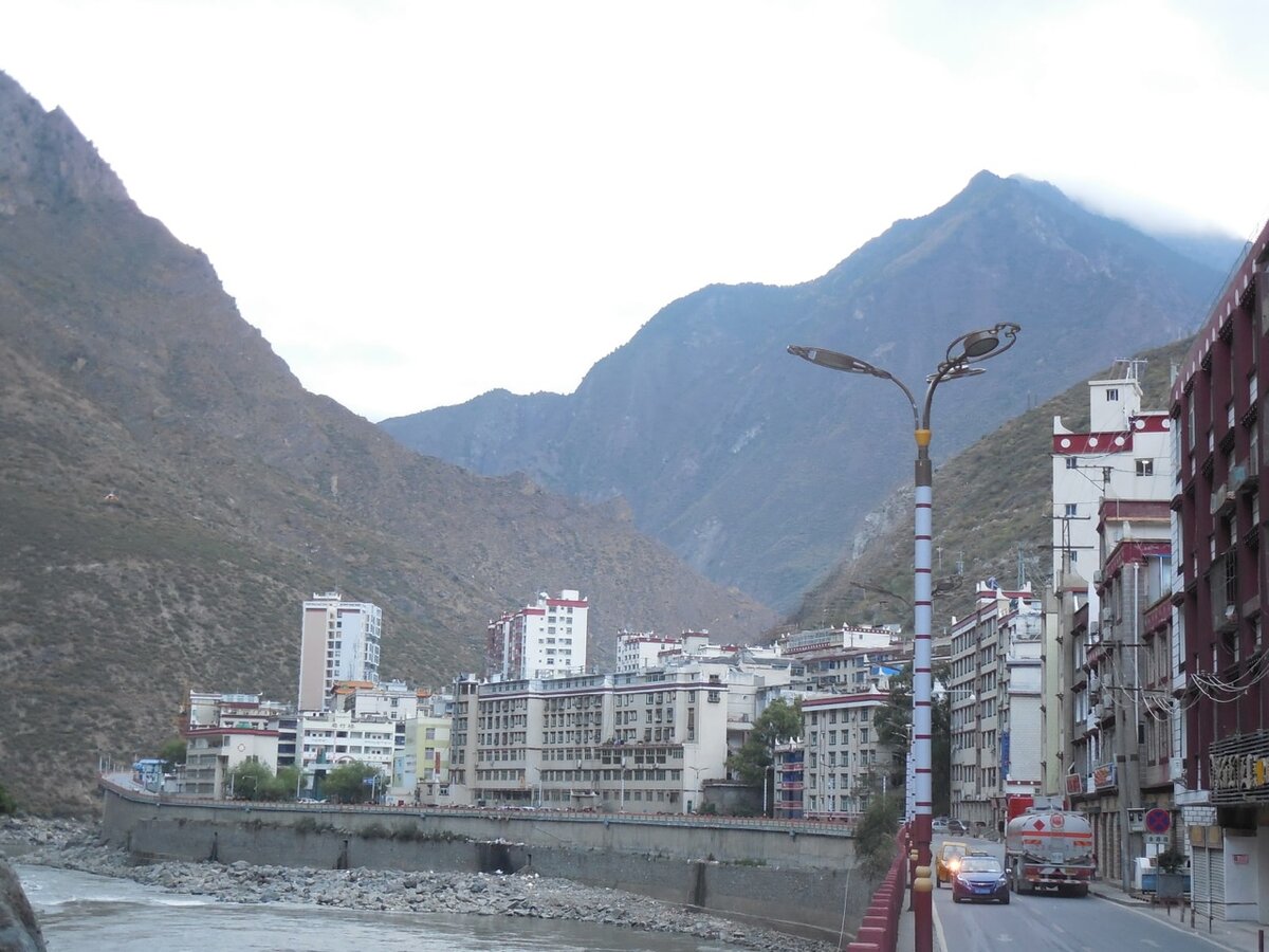 Улицы китайских городов в притибетье. Провинция Сычуань.